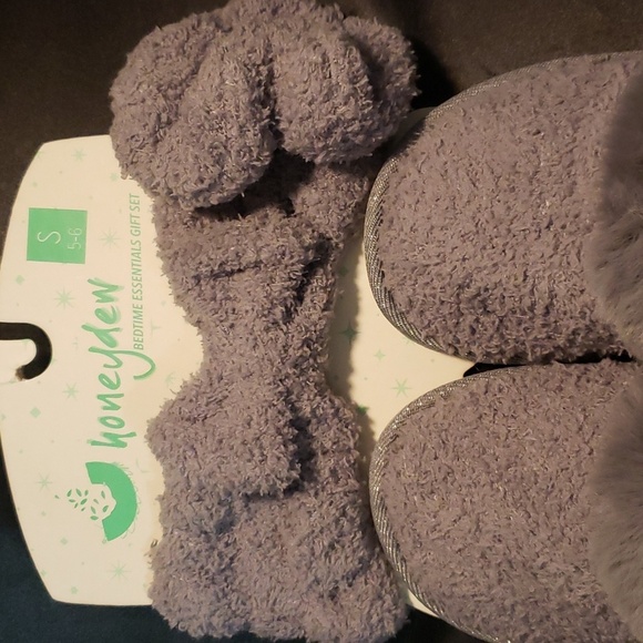 Honeydew Bedtime Essentials Gift Set; slippers, scrunchie and hair band - Picture 3 of 5
